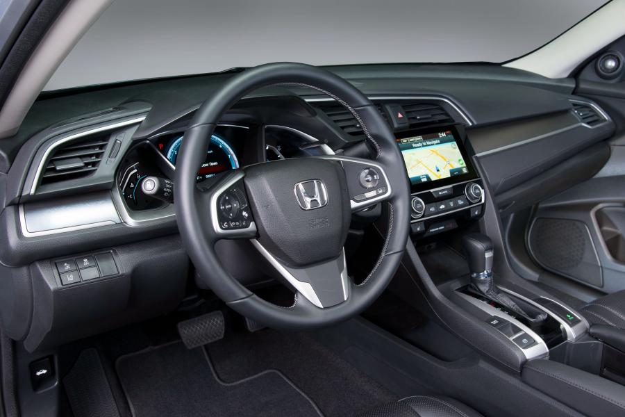 Панель приборов Honda Civic Touring Sedan (FC1) 2015 года  (NA) (фото 2 из 40)